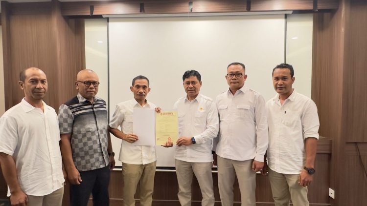 Ketua DPD Partai Gerindra Sahril Tahir Serahkan Rekomendasi Model B1kwk kepada Uabid Yakub
